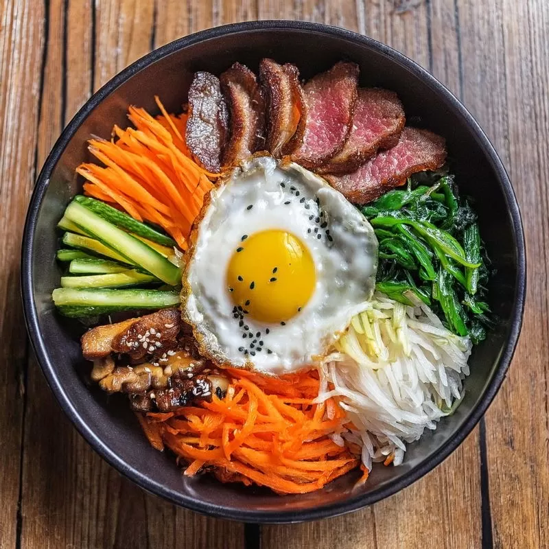 Cơm Trộn Bibimbap – Bản hòa ca sắc màu và hương vị của ẩm thực Hàn Quốc