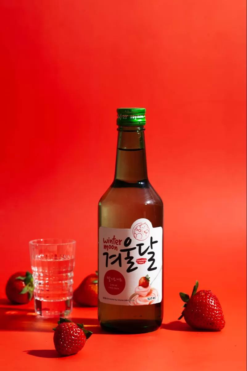 Rượu Soju D&acirc;u - biểu tượng văn h&oacute;a ẩm thực H&agrave;n Quốc