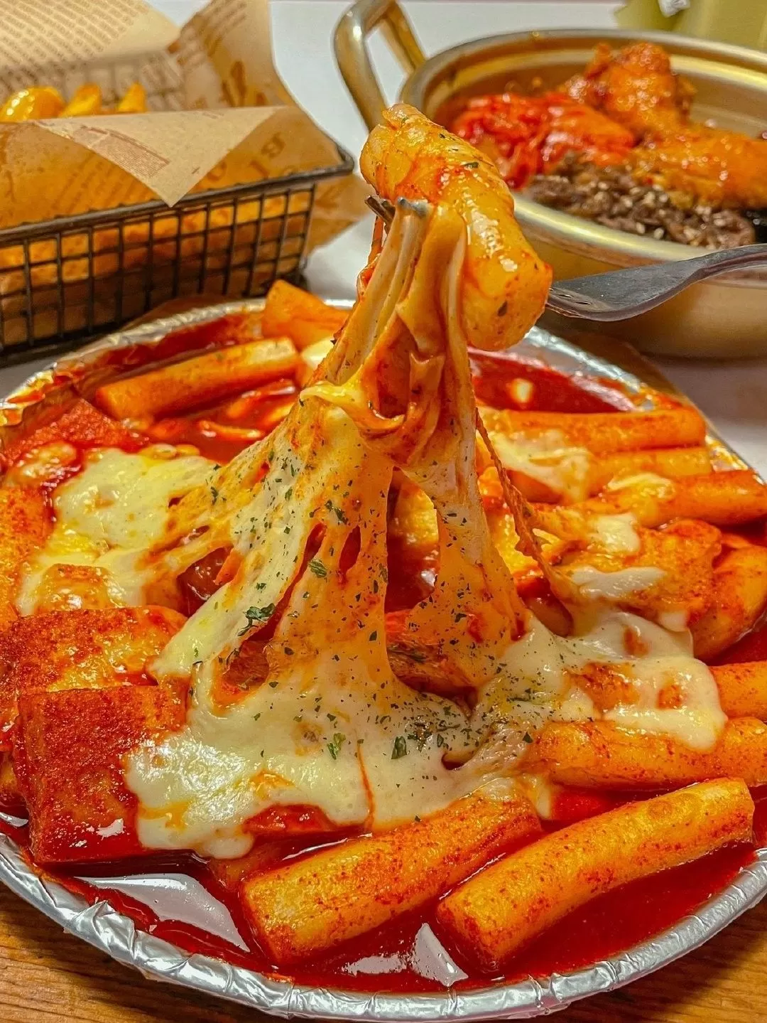 Tokbokki Ph&ocirc; Mai H&agrave;n Quốc &ndash; M&oacute;n B&aacute;nh Gạo Cay B&eacute;o Ngậy